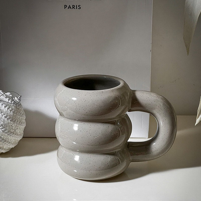 HOMELIVY Nordic sculptural bubble coffee mug in speckled grey ceramic with oversized handle. Modern design.