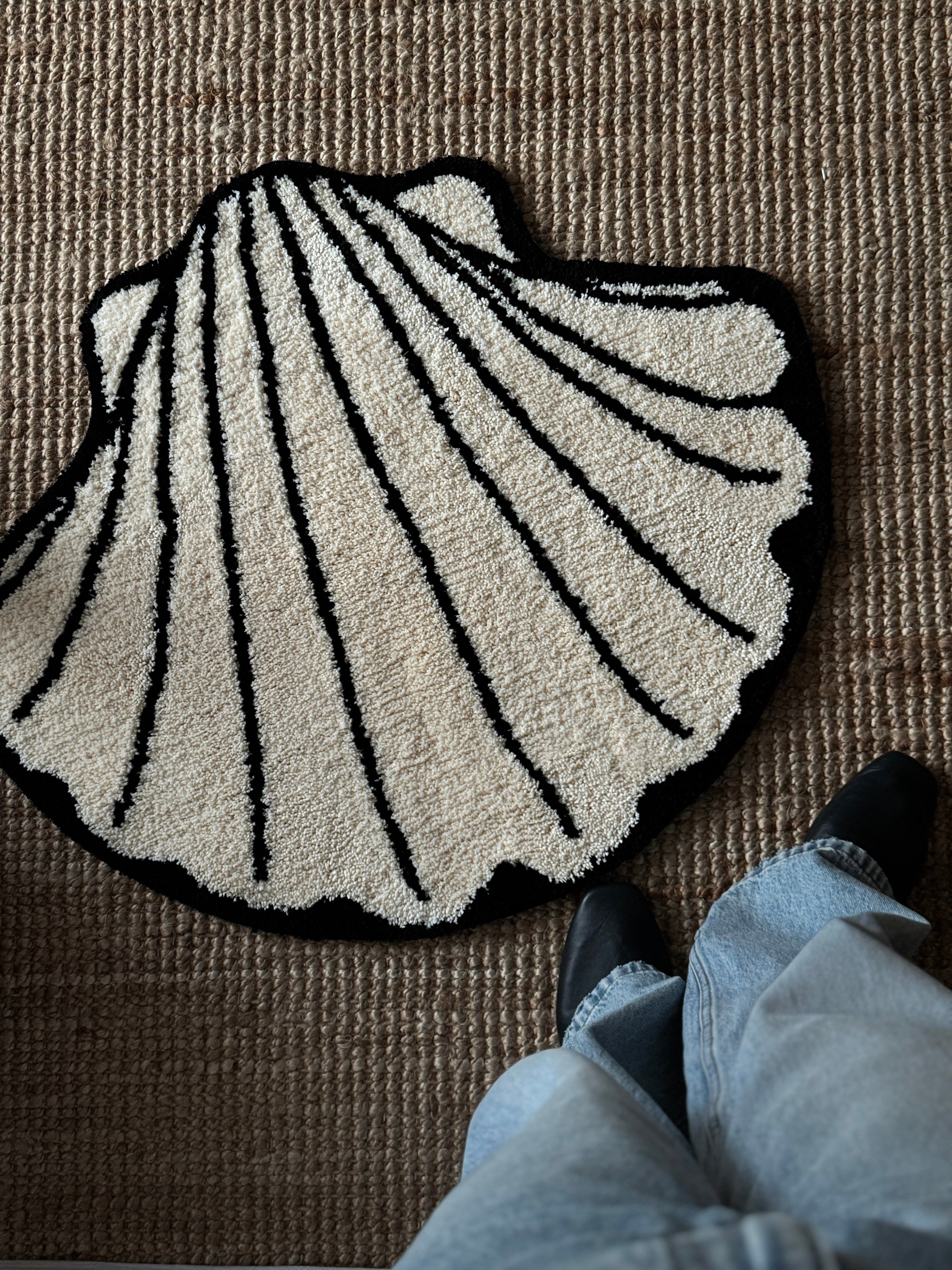 HOMELIVY cream shell-shaped rug, cute coastal decor