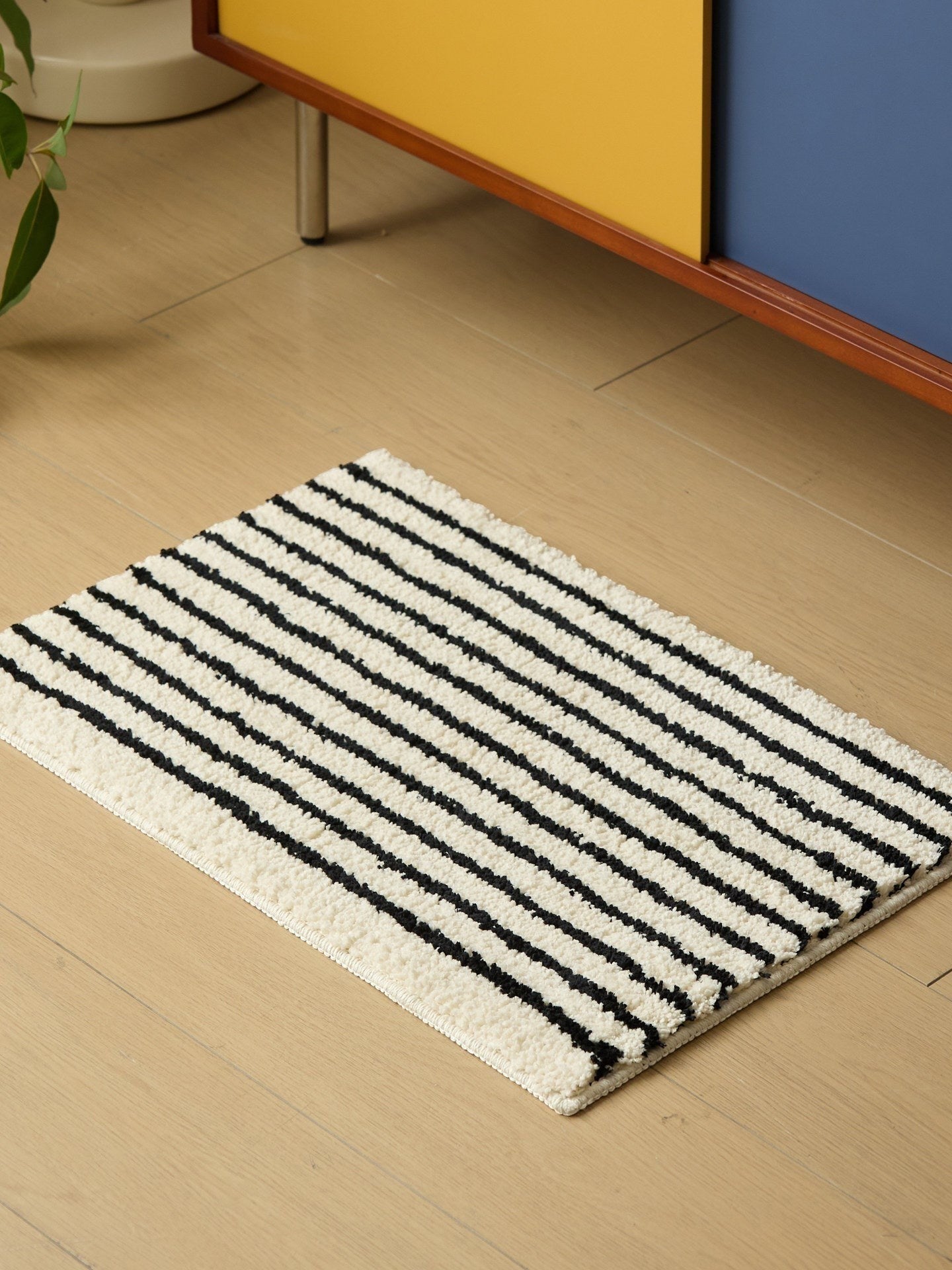HOMELIVY minimalist striped bath mat rug in black and white, made of soft cotton.