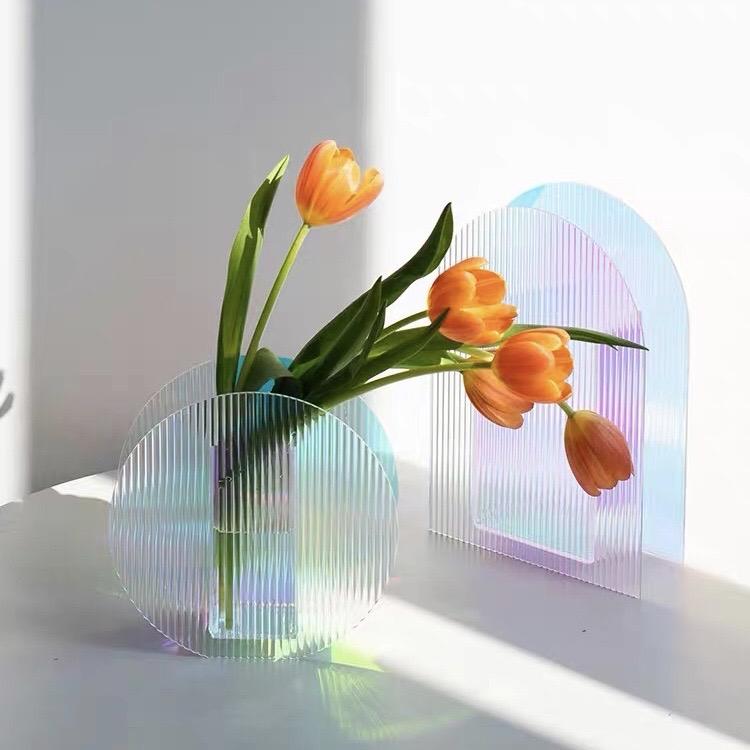 Transparent ribbed acrylic iridescent arch flower vase with circular base and arched back panel